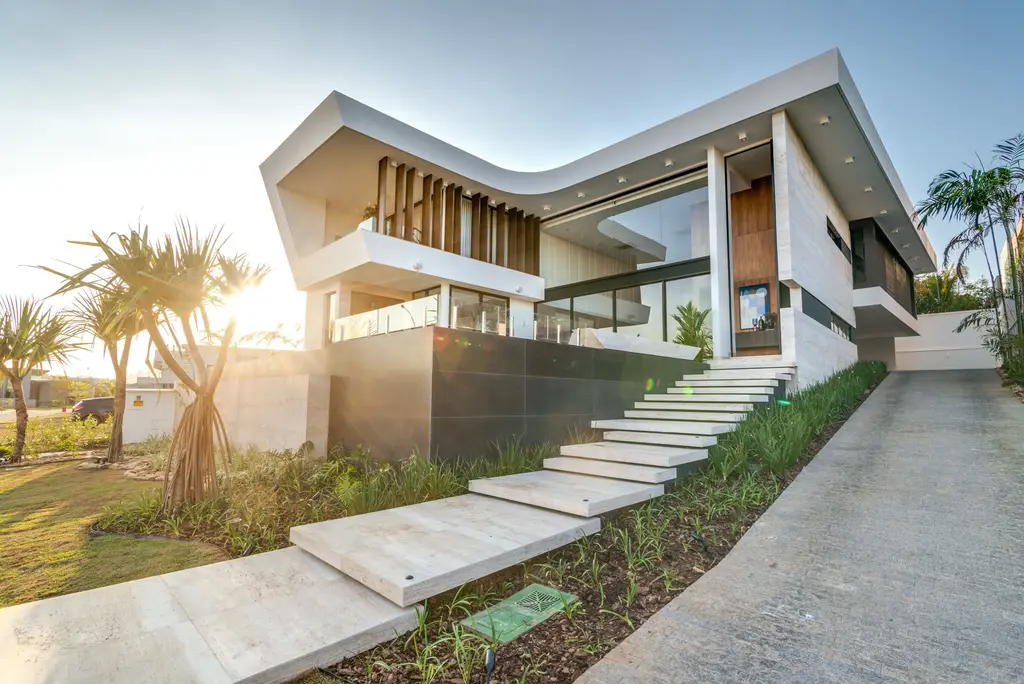 RL House by Sayala e Rafael Arquitetos Associados, Overlapping Volumes and Social Connection