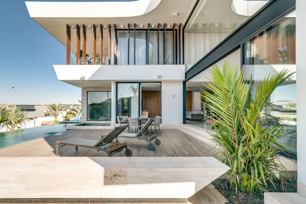 RL House by Sayala e Rafael Arquitetos Associados, Overlapping Volumes and Social Connection