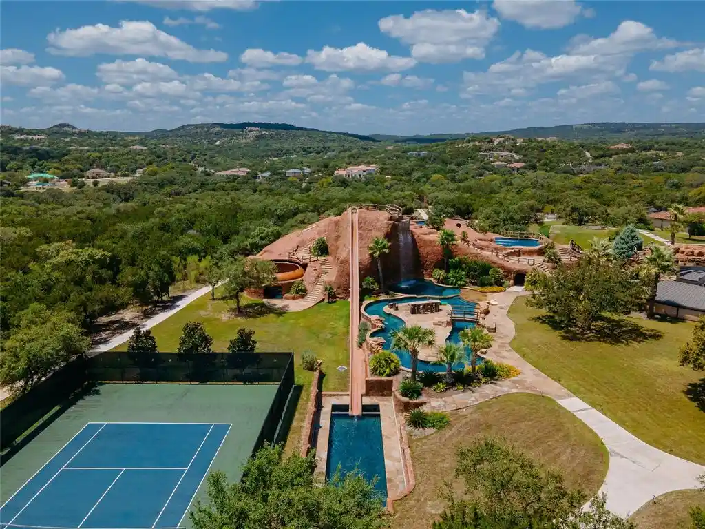 Stunning 9 Rue Estate in Texas Represents Iconic Country Living with Unparalleled Privacy for 20 Million 17 1