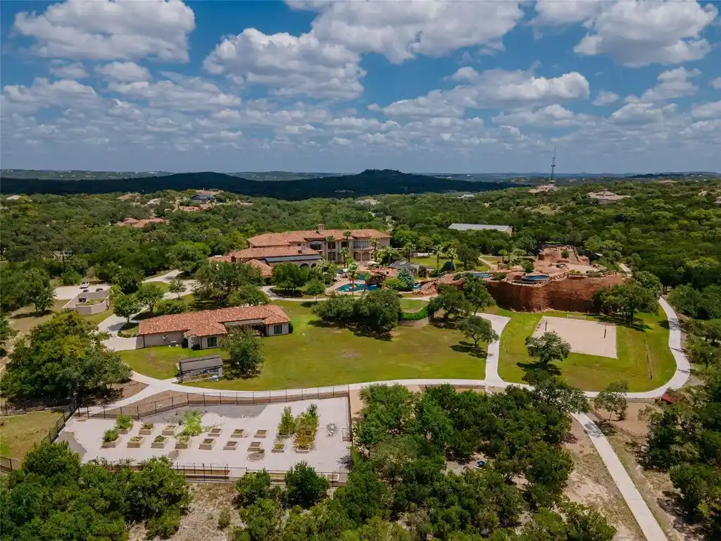 Stunning 9 Rue Estate in Texas Represents Iconic Country Living with Unparalleled Privacy for 20 Million 19 1