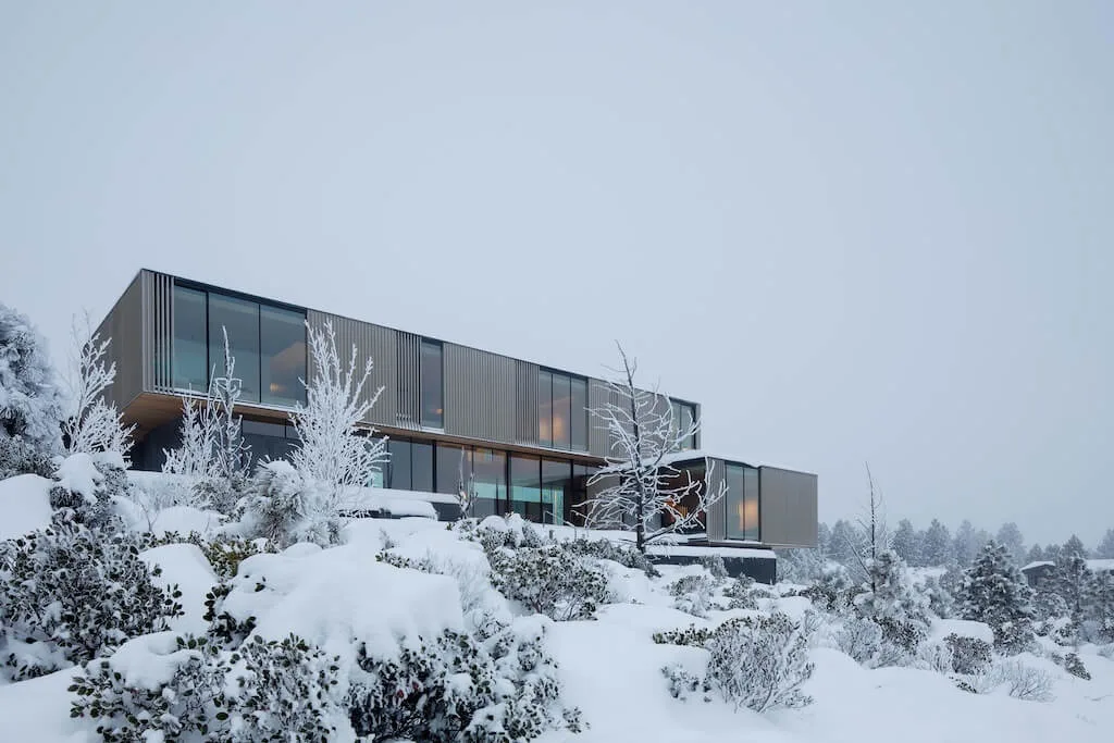 Tetherow Overlook House in Central Oregon by Hacker Architects: Where Art Meets Desert Landscape