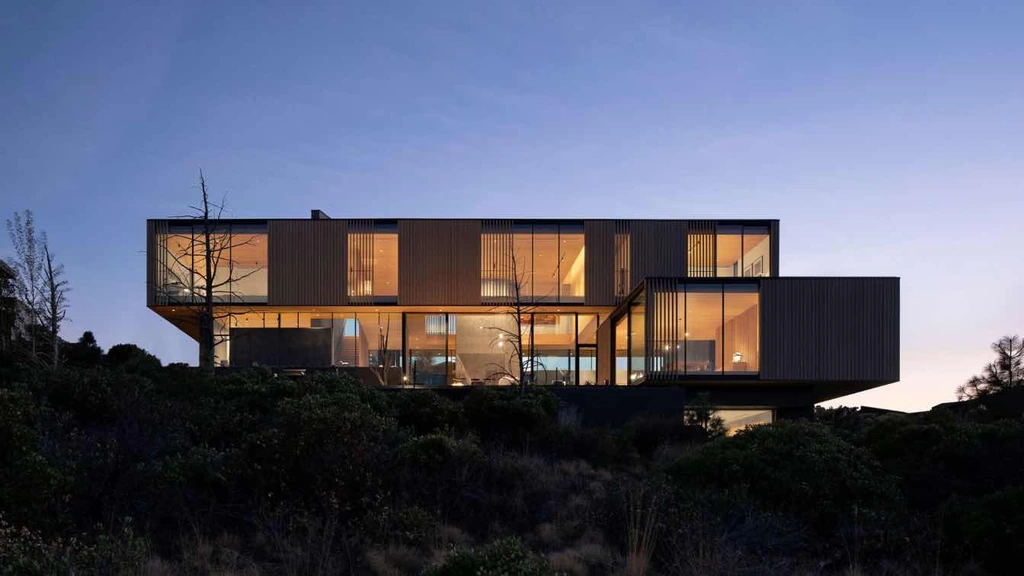 Tetherow Overlook House in Central Oregon by Hacker Architects: Where Art Meets Desert Landscape