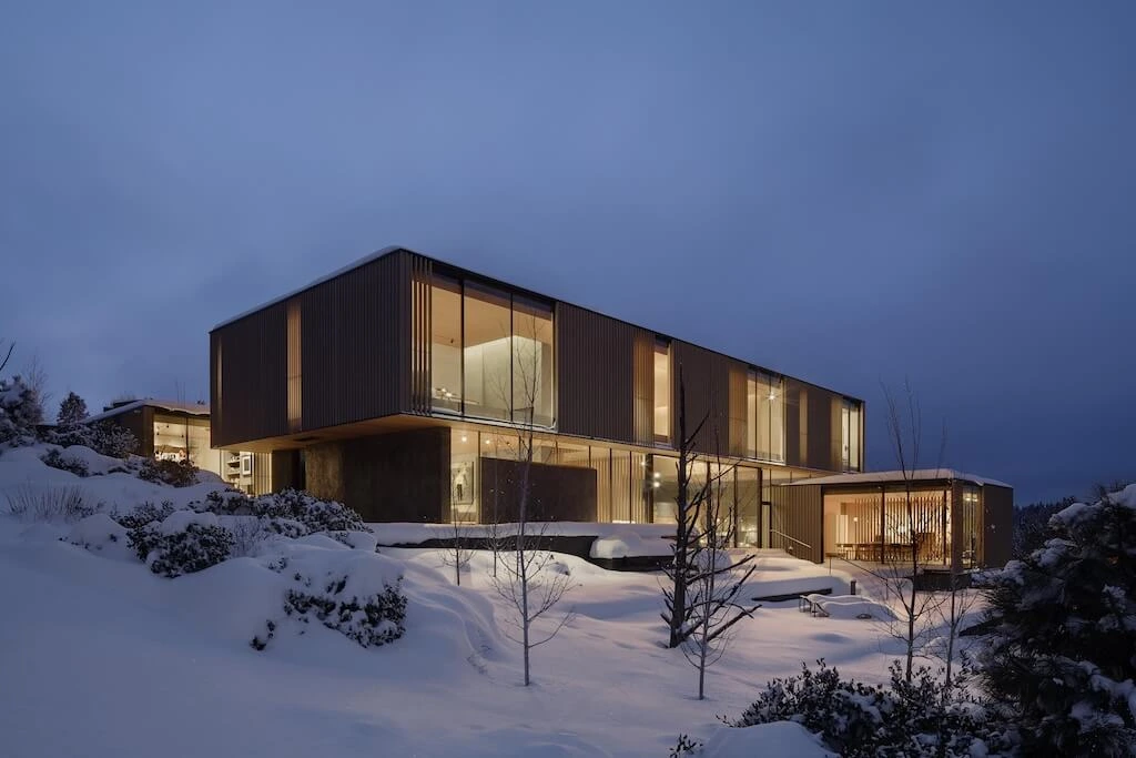 Tetherow Overlook House in Central Oregon by Hacker Architects: Where Art Meets Desert Landscape