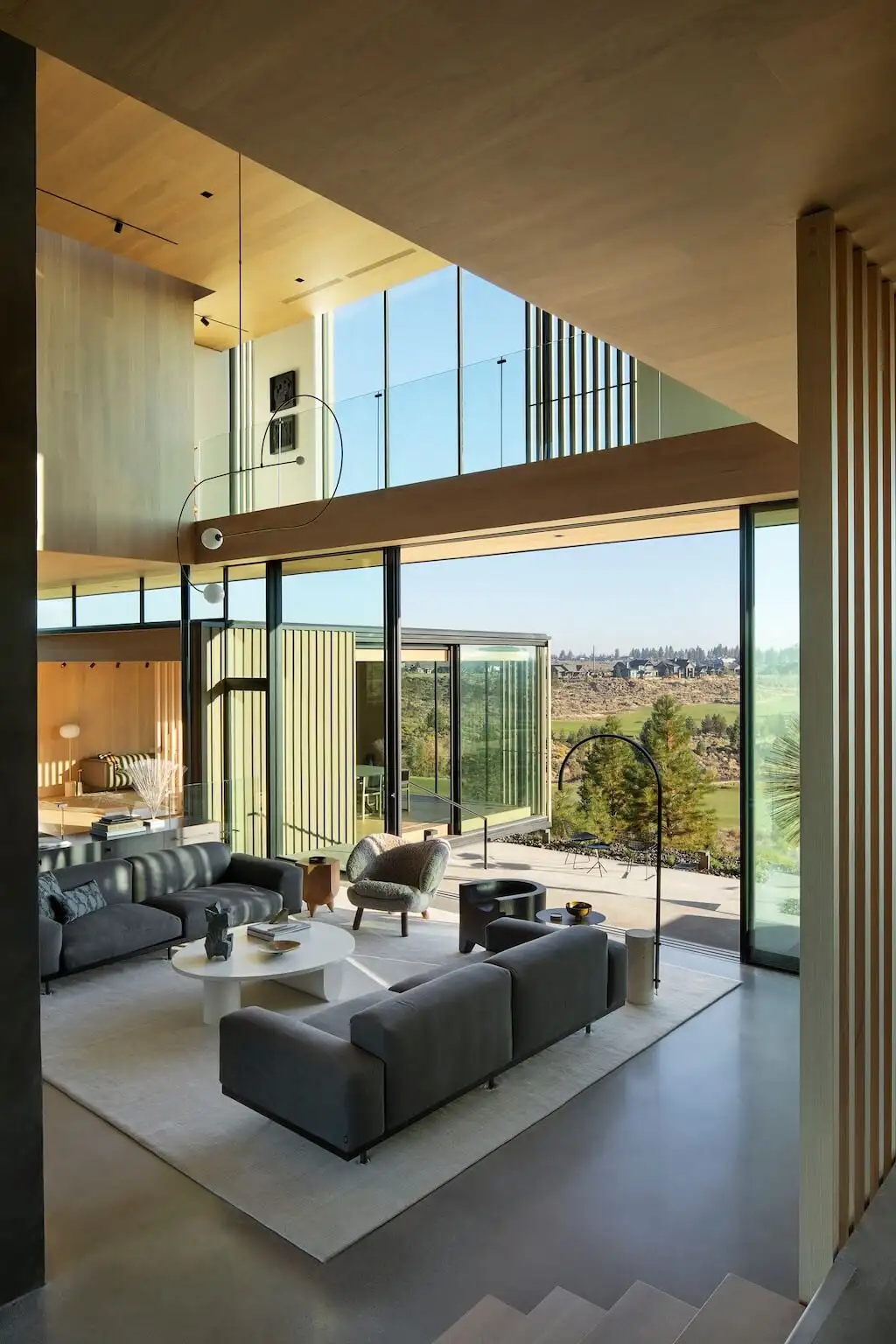 Tetherow Overlook House in Central Oregon by Hacker Architects: Where Art Meets Desert Landscape