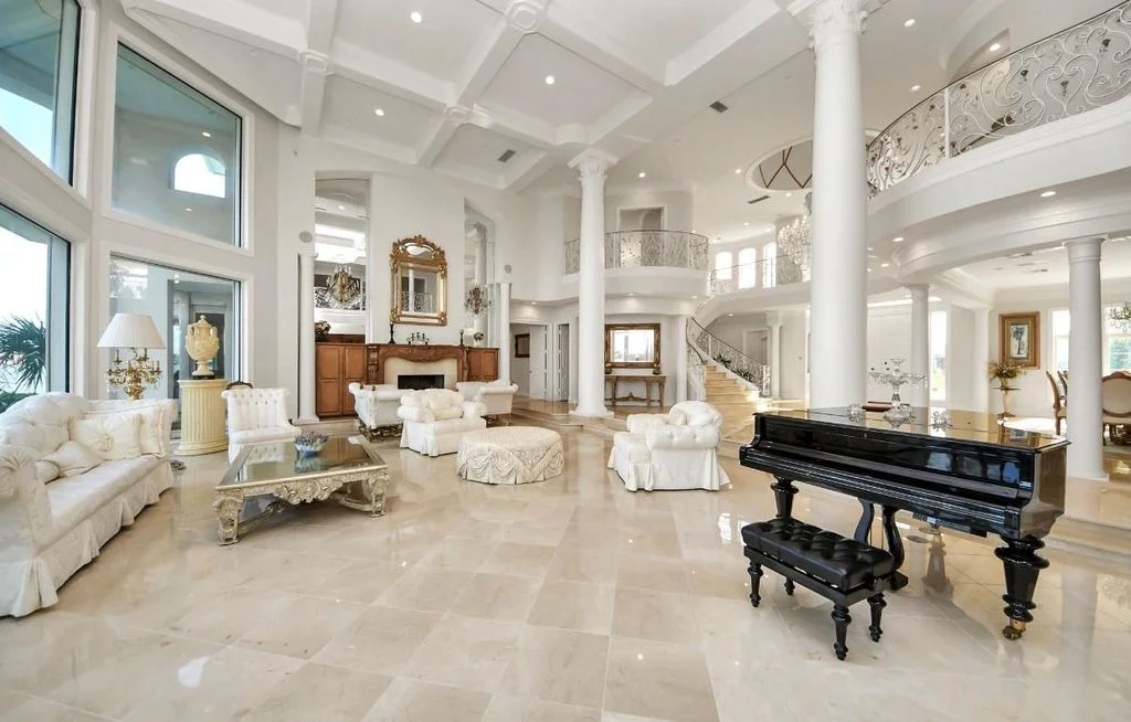 2210 Twin Oaks Blvd Stunning Texas Waterfront Estate with Breathtaking Clear Lake Views Lists for 5.2 Million 11