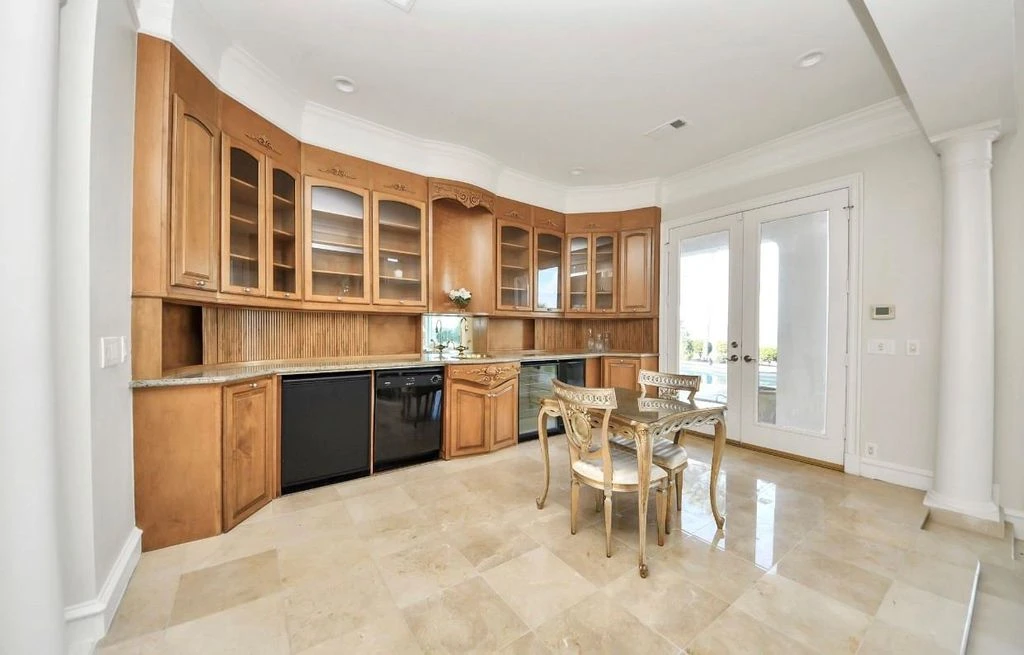 2210 Twin Oaks Blvd Stunning Texas Waterfront Estate with Breathtaking Clear Lake Views Lists for 5.2 Million 14