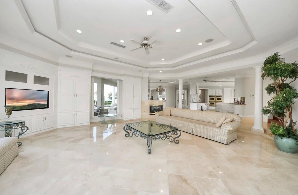 2210 Twin Oaks Blvd Stunning Texas Waterfront Estate with Breathtaking Clear Lake Views Lists for 5.2 Million 19
