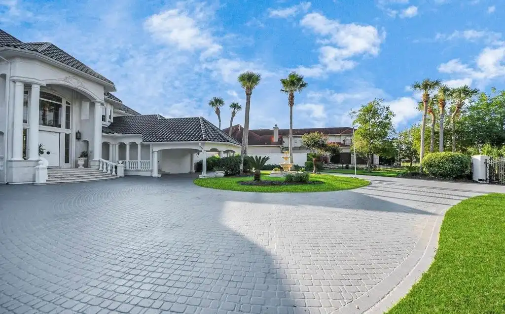 2210 Twin Oaks Blvd Stunning Texas Waterfront Estate with Breathtaking Clear Lake Views Lists for 5.2 Million 4
