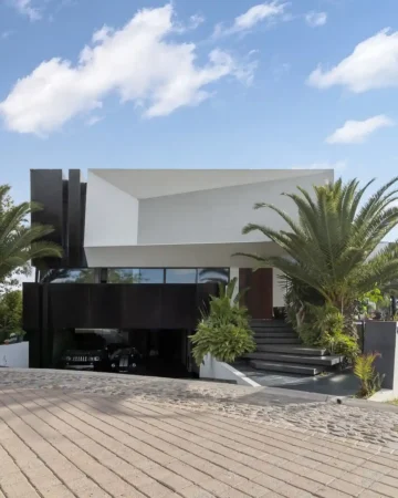 Capuchinas Villa by Orther Architects, A Dialogue Between Geometry and Nature
