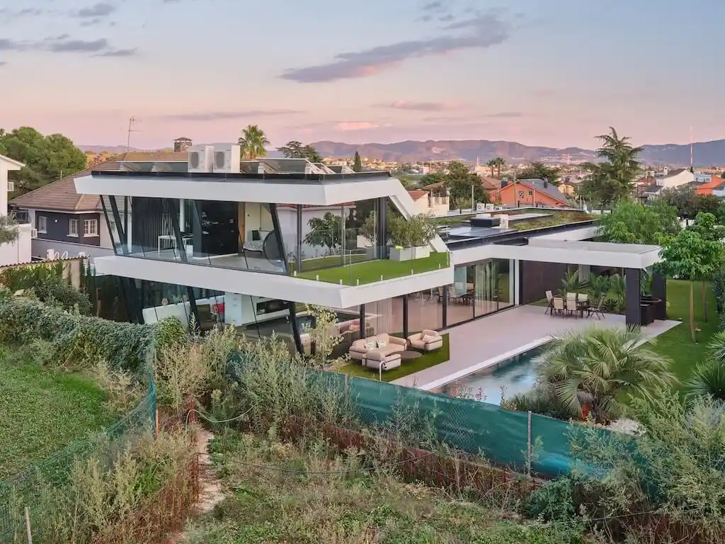 Elevated Nature House by ROA Arquitectura, Sustainable Mediterranean Living with Rooftop Garden